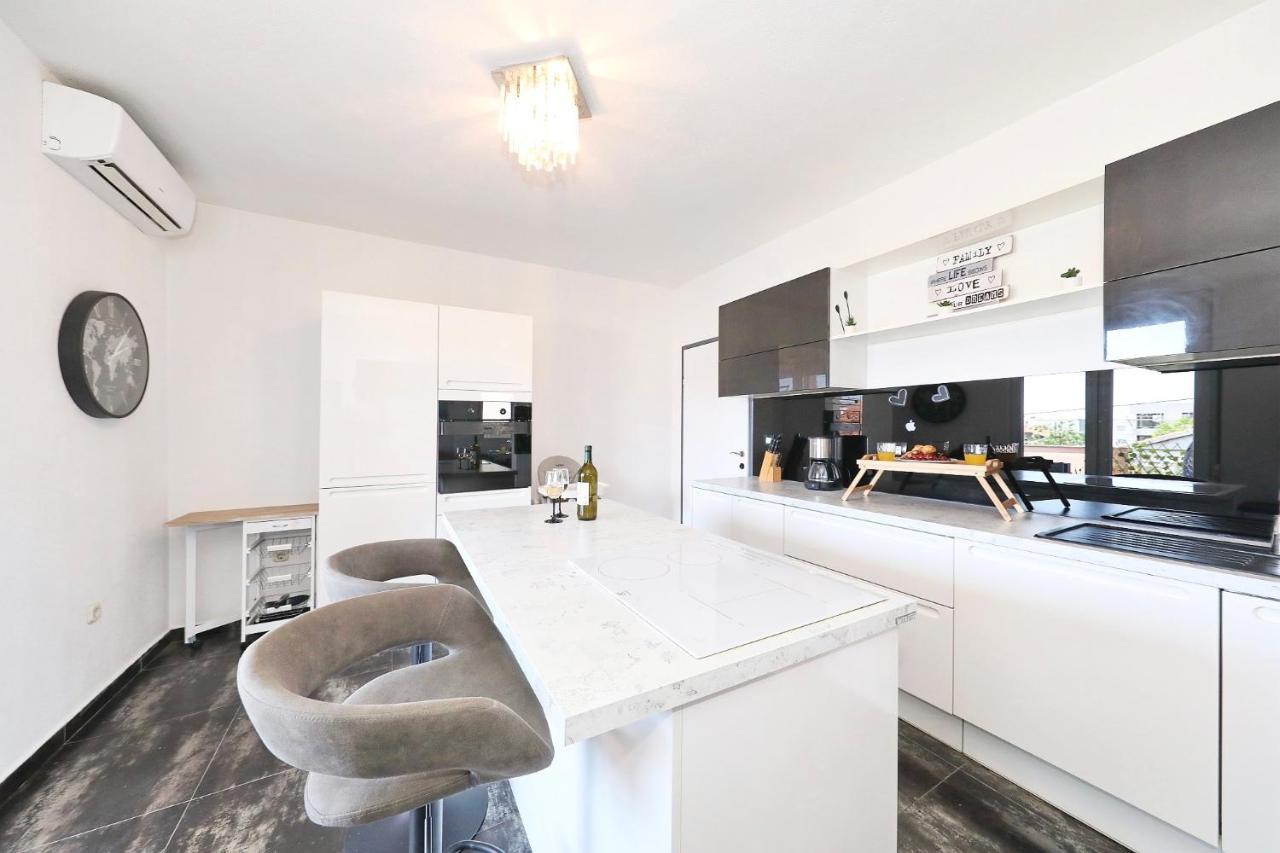 Apartman Nika Sa Jacuzzijem ซาดาร์ ภายนอก รูปภาพ